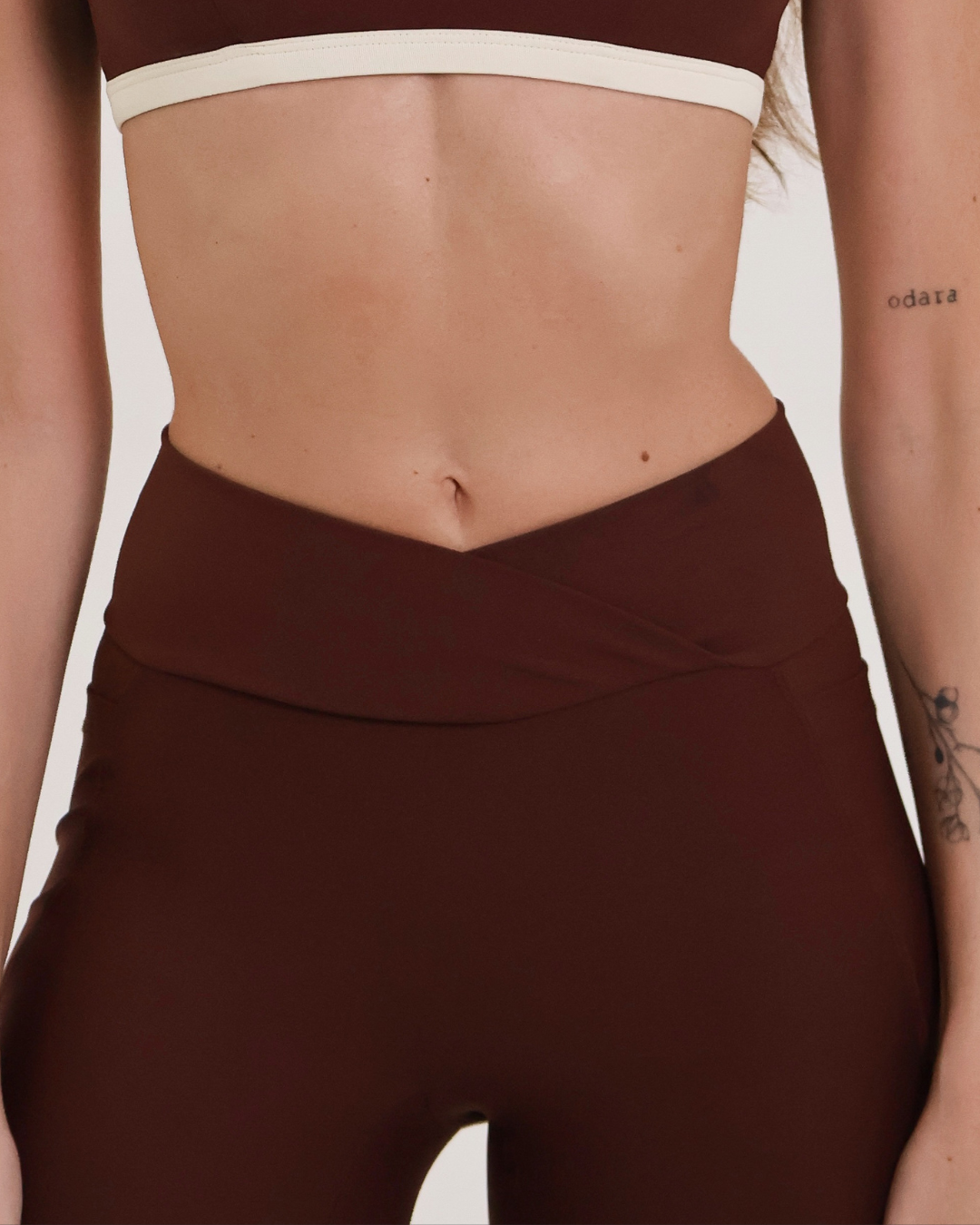 Detalhe da pala cruzada e do bolso lateral da Legging Active Matte